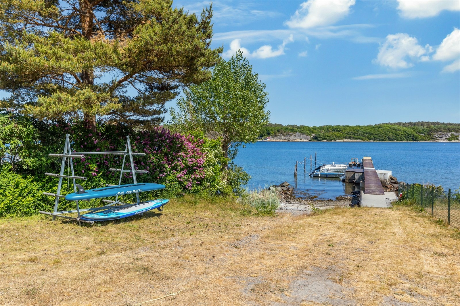 Hytta har rett til og er fast medlem i Auve båtforening. Galleribilde