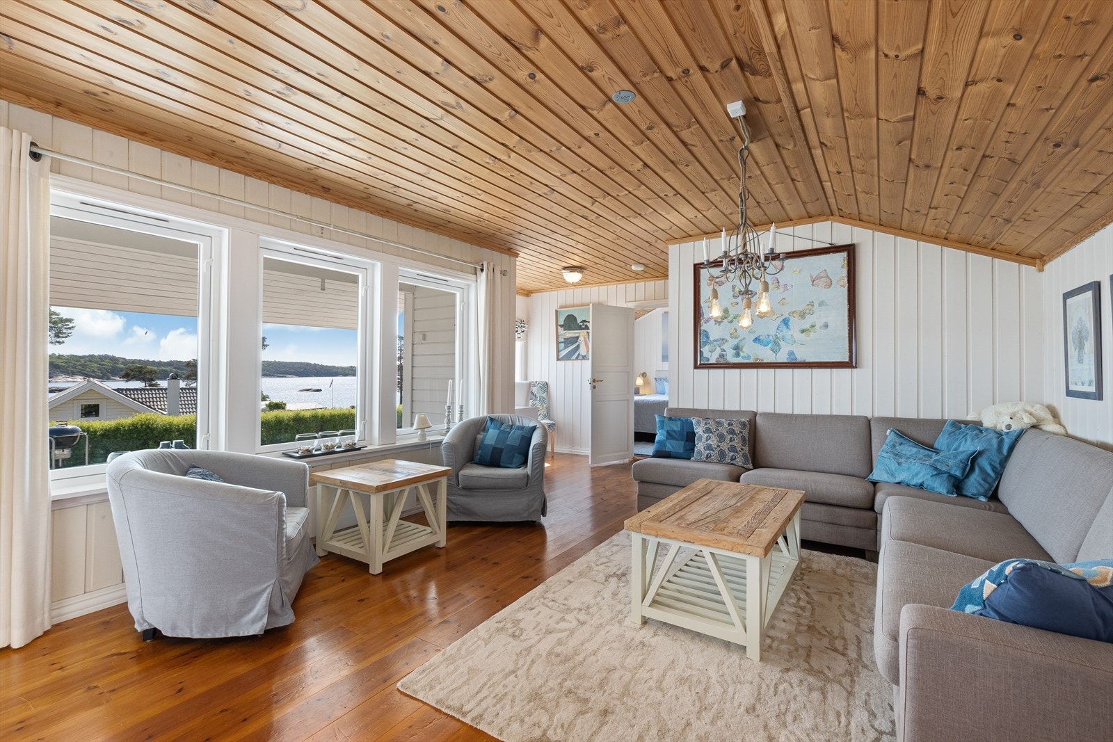 Stuen er lys og trivelig, og har utforming som gjør den enkel å møblere. Galleribilde