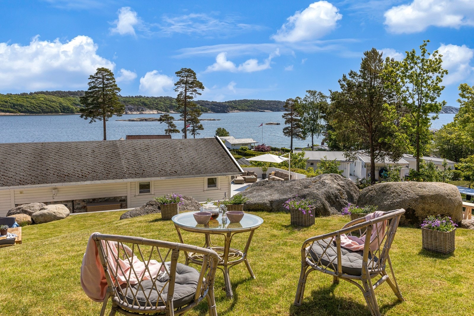Velkommen til Grubesandveien 70 - en idyllisk fritidseiendom ca. 100 meter fra sjøen. Galleribilde