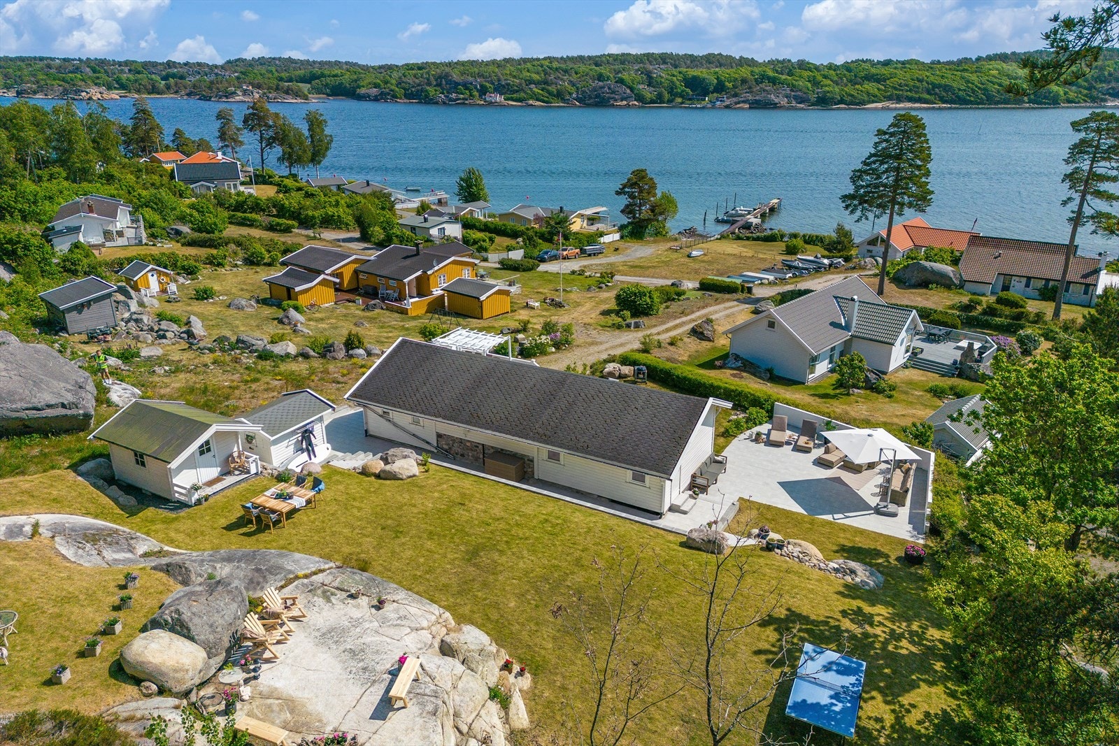 Eiendommen har en koselig hytte og en stor, lekker hage. Galleribilde