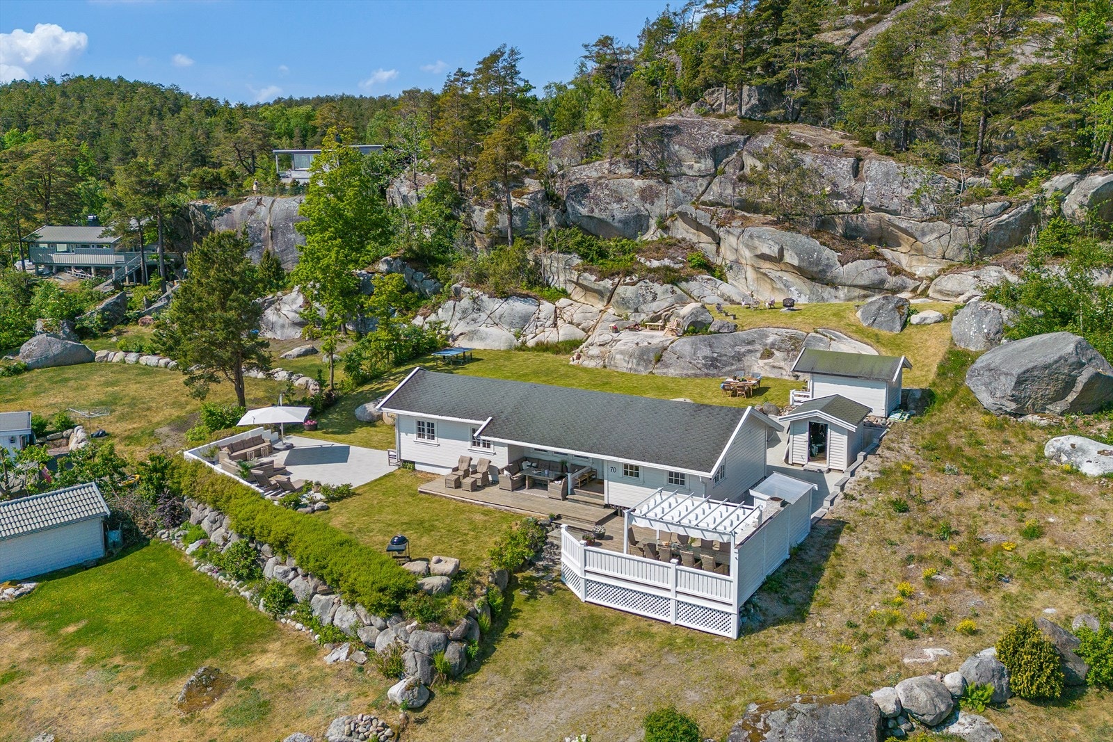 Hagen har gressplen som innbyr til lek og moro blant store og små Galleribilde