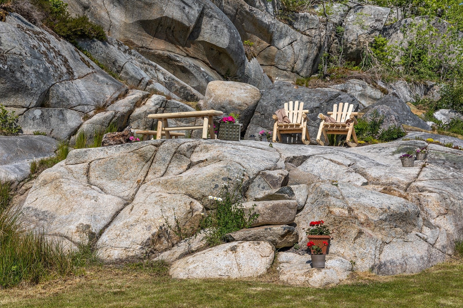 I hagen bak hytta finnes det flere tilrettelagte usjenerte soner med fine detaljer som denne stein trappa Galleribilde