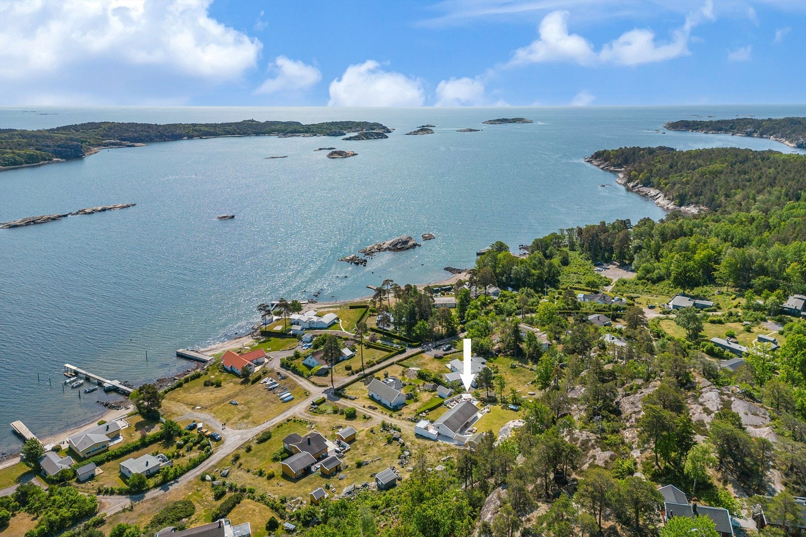 Vesterøya har et spennende og kupert landskap med populære, barnevennlige badeplasser. Det er å mulig på båtforeningens området ha vinteropplagring av båt. Galleribilde