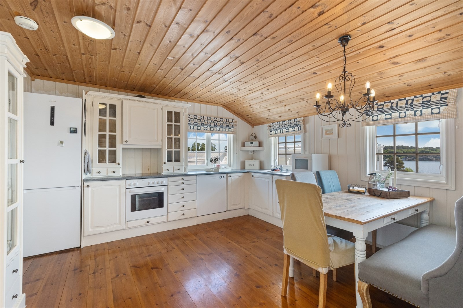 Kjøkkenet har plass til spisebord. Galleribilde