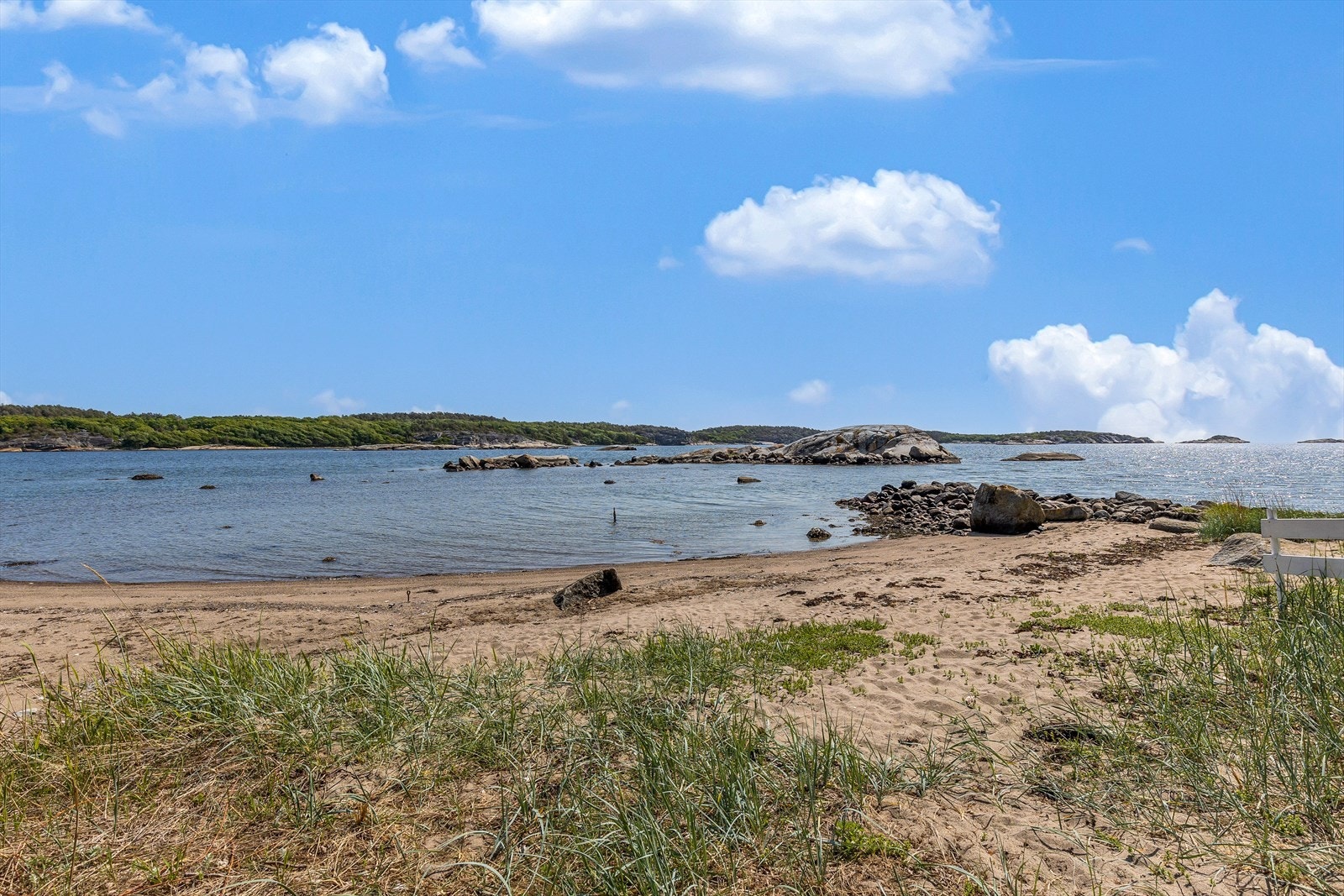 Hytta har rett til å bruke "Lille Grubesand" som er privat strand satt av til flere hytter. Galleribilde