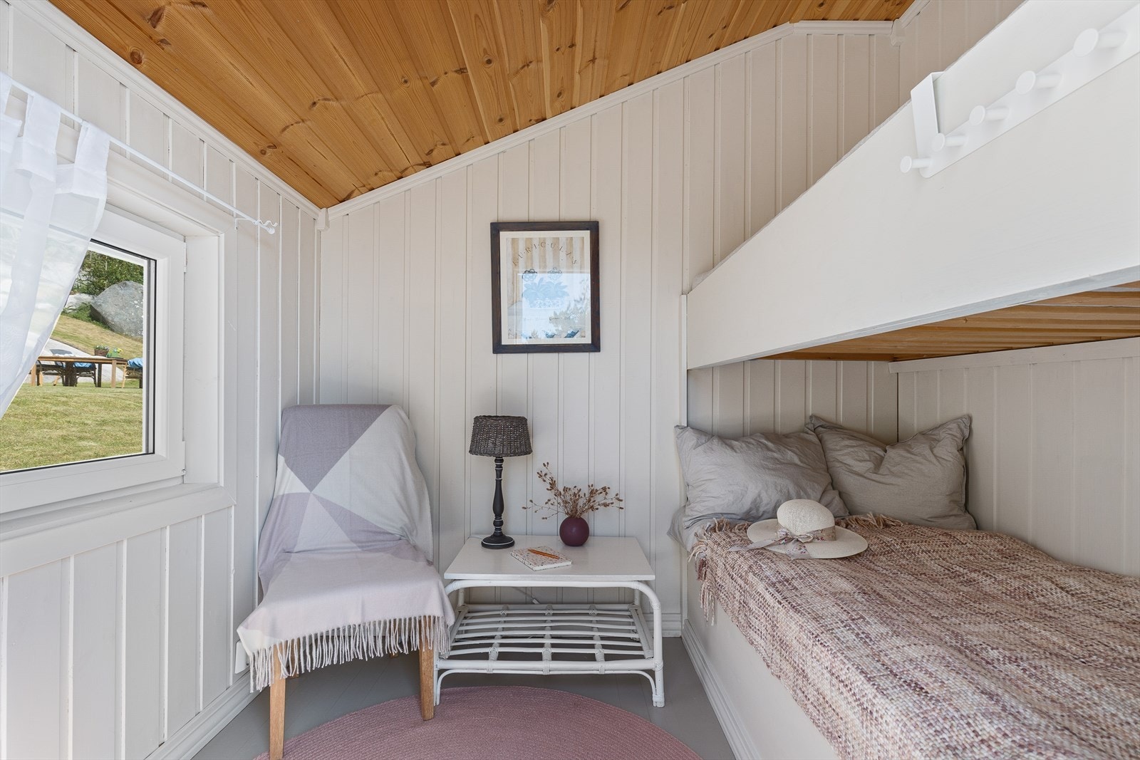 Køyesengene utgjør seks sengeplasser, så her er det bare å invitere med venner på ferie. Galleribilde