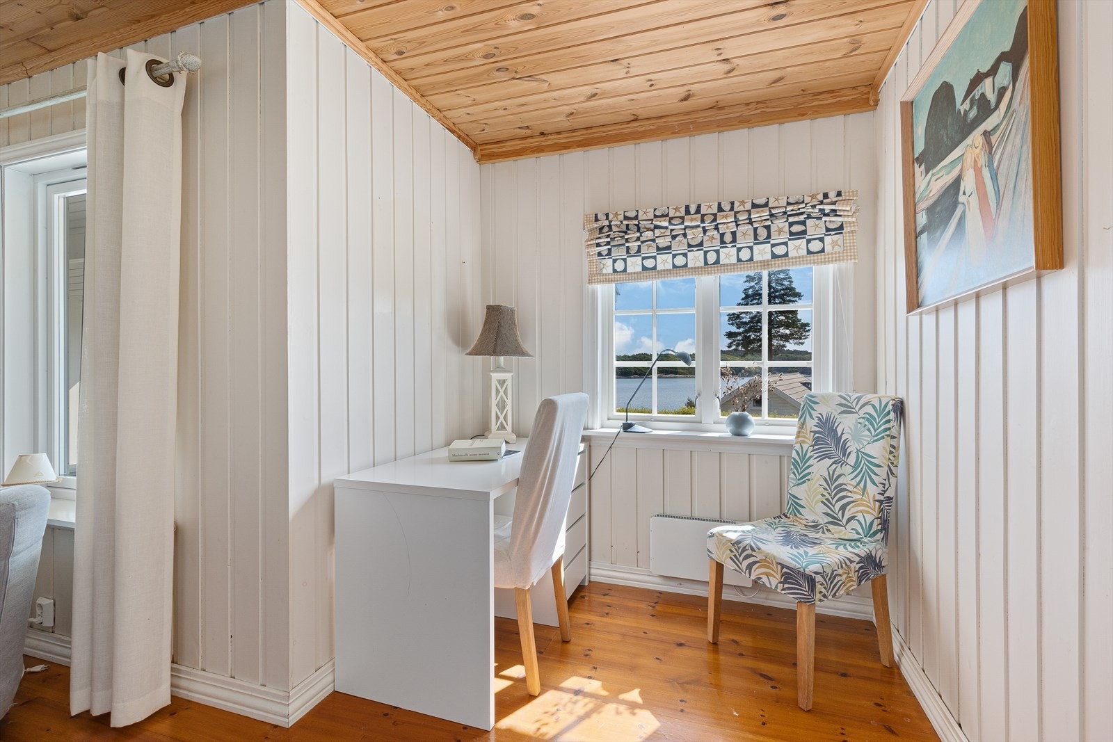 I stuen er det et lite utstikk - perfekt for hjemmekontor. Hytta har innlagt fiber bredbånd Galleribilde