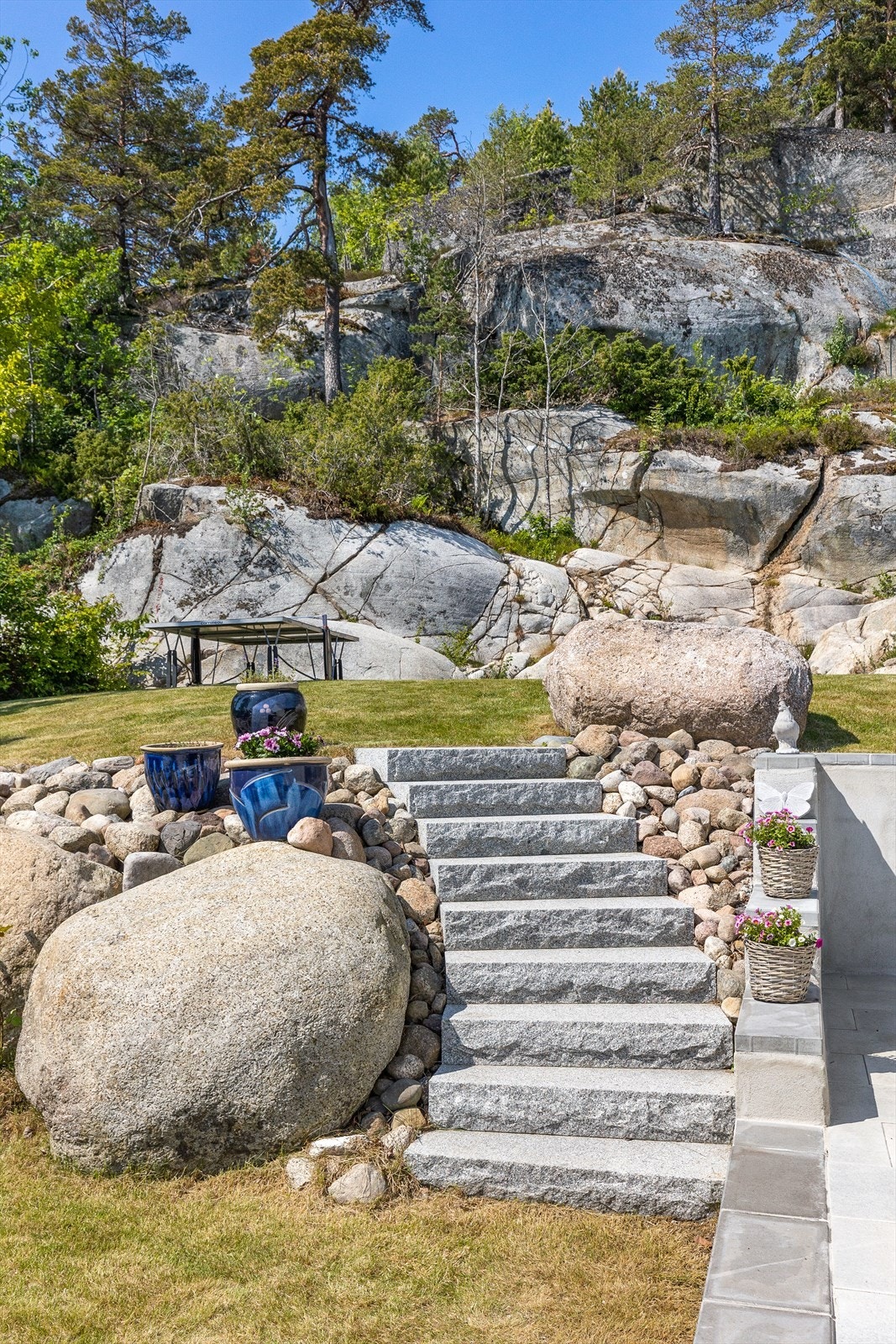 Tomten er over flere nivåer og det er granittrapper i terrenget. Galleribilde