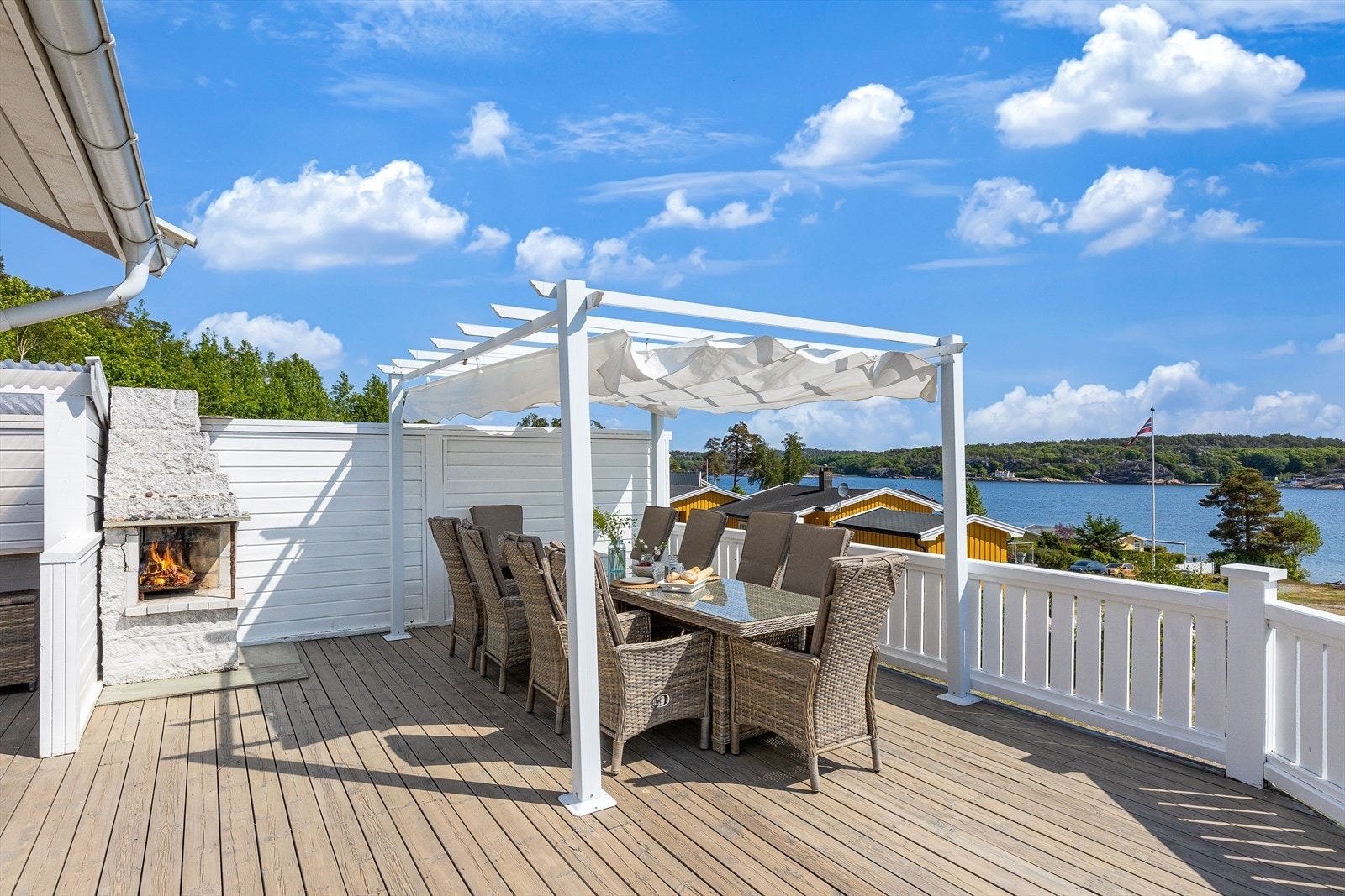 Terrassen har pergola og en utepeis som gjør det lille ekstra. Galleribilde