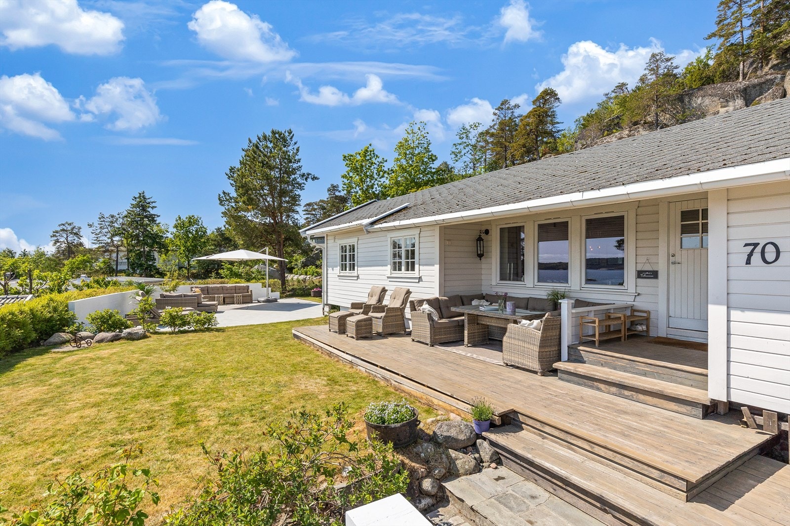 Utenfor hytta er det terrasse med dekke av terrassebord. Galleribilde