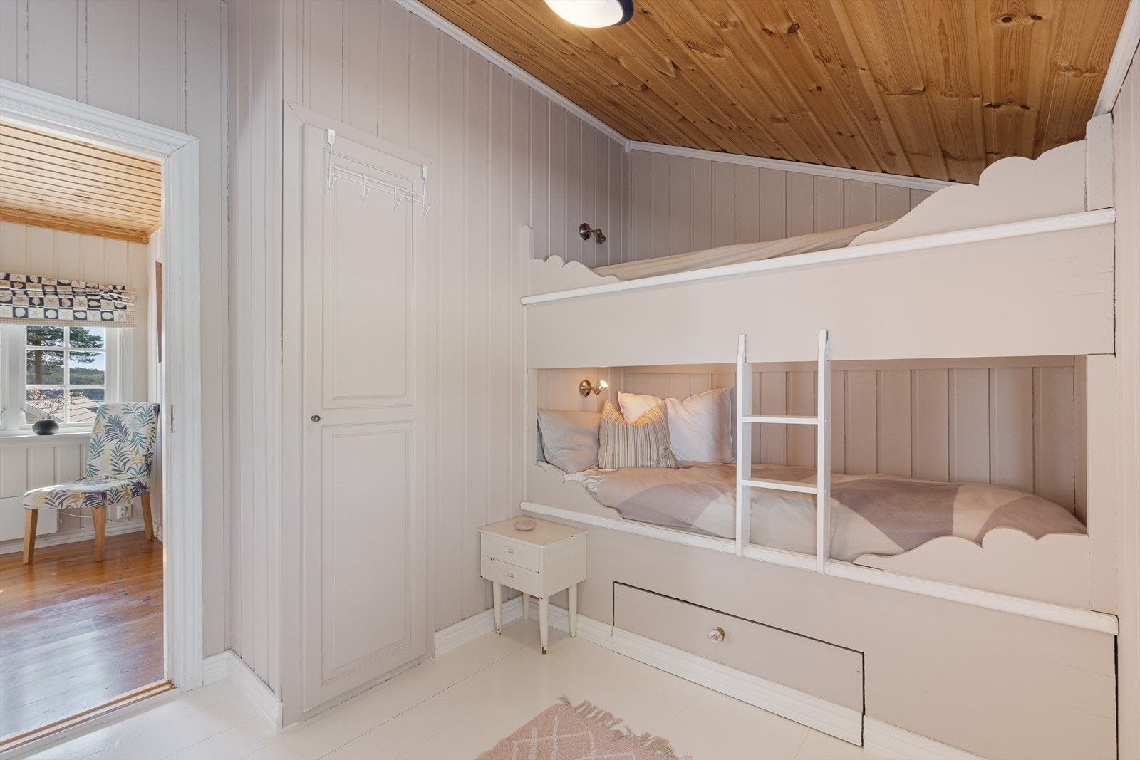 Tre av soverommene har plassbygd køyeseng. Galleribilde