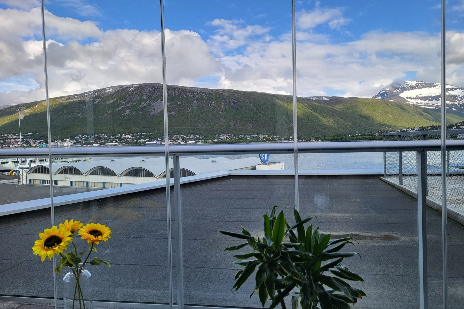 Her har man både vinterhage og to store verandaer med strålende solforhold og nydelig sjøutsikt.