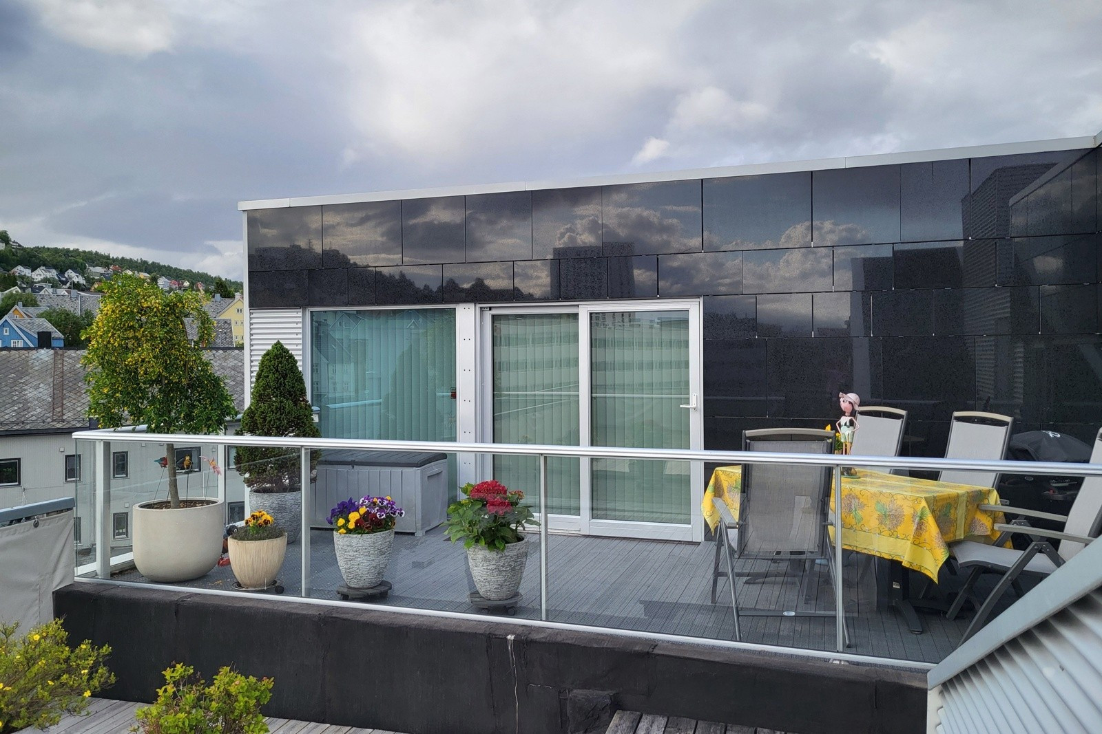 Fra spisestuen er det utgang til en stor sørvestvendt veranda med strålende solforhold.