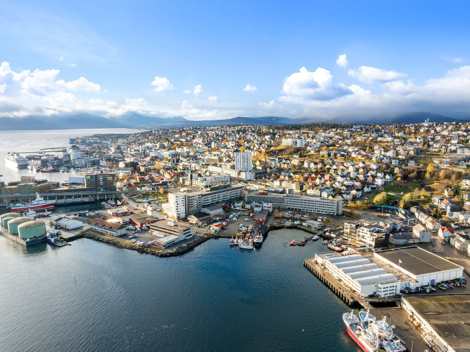 Fra boligen er det kort vei til alt man trenger i det daglige. Her er det gåavstand til Tromsø sentrum, flere dagligvarebutikker i nærheten, samt busstopp med hyppige direkteforbindelser til bl.a. sentrumskjernen, UiT/UNN og Giæverbukta (Jekta m.m.).