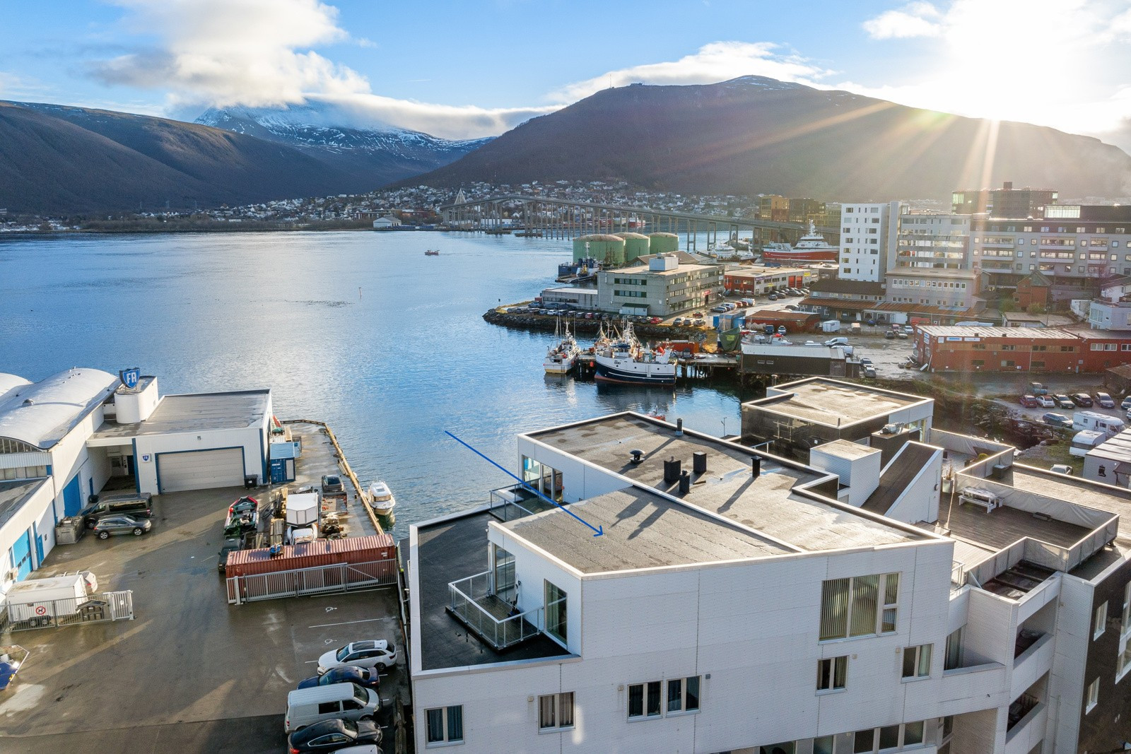En gjennomgående flott 5-roms toppleilighet med sentrumsnær beliggenhet. Utmerket og skjermet beliggenhet i toppetasjen.
