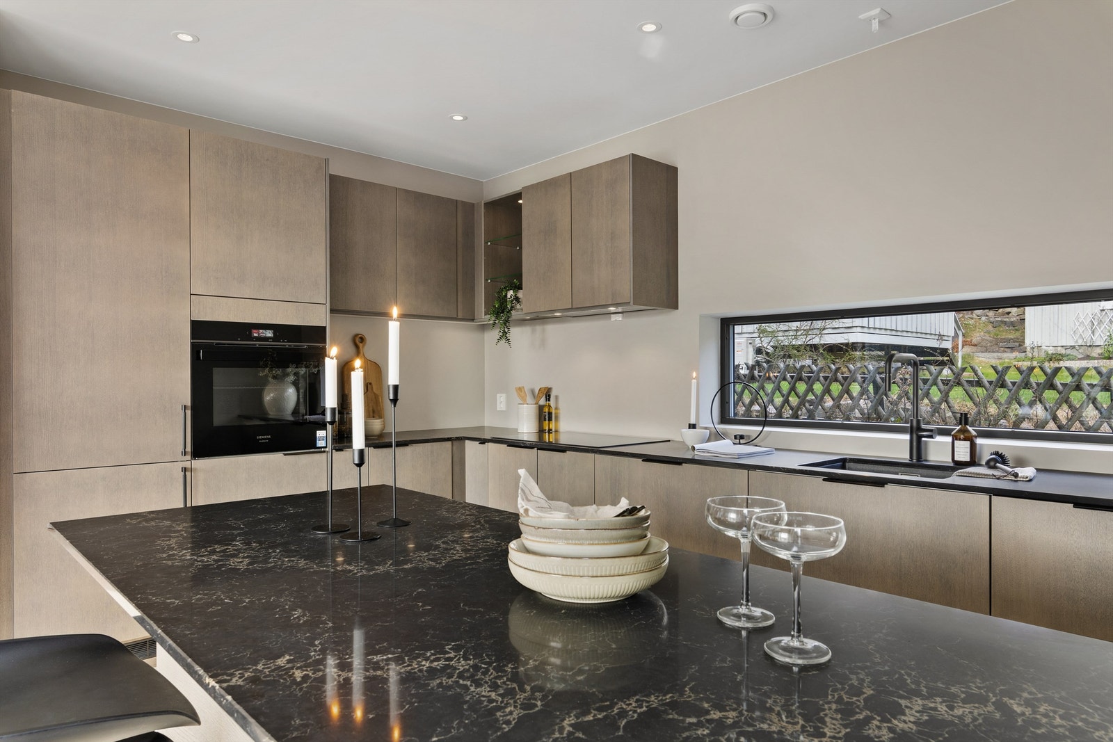 Benkeplater av Caesarstone Vanilla Noir Galleribilde