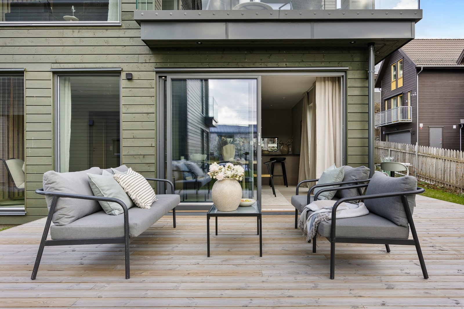 Terrasse med skyvedør til spisestue/kjøkken Galleribilde