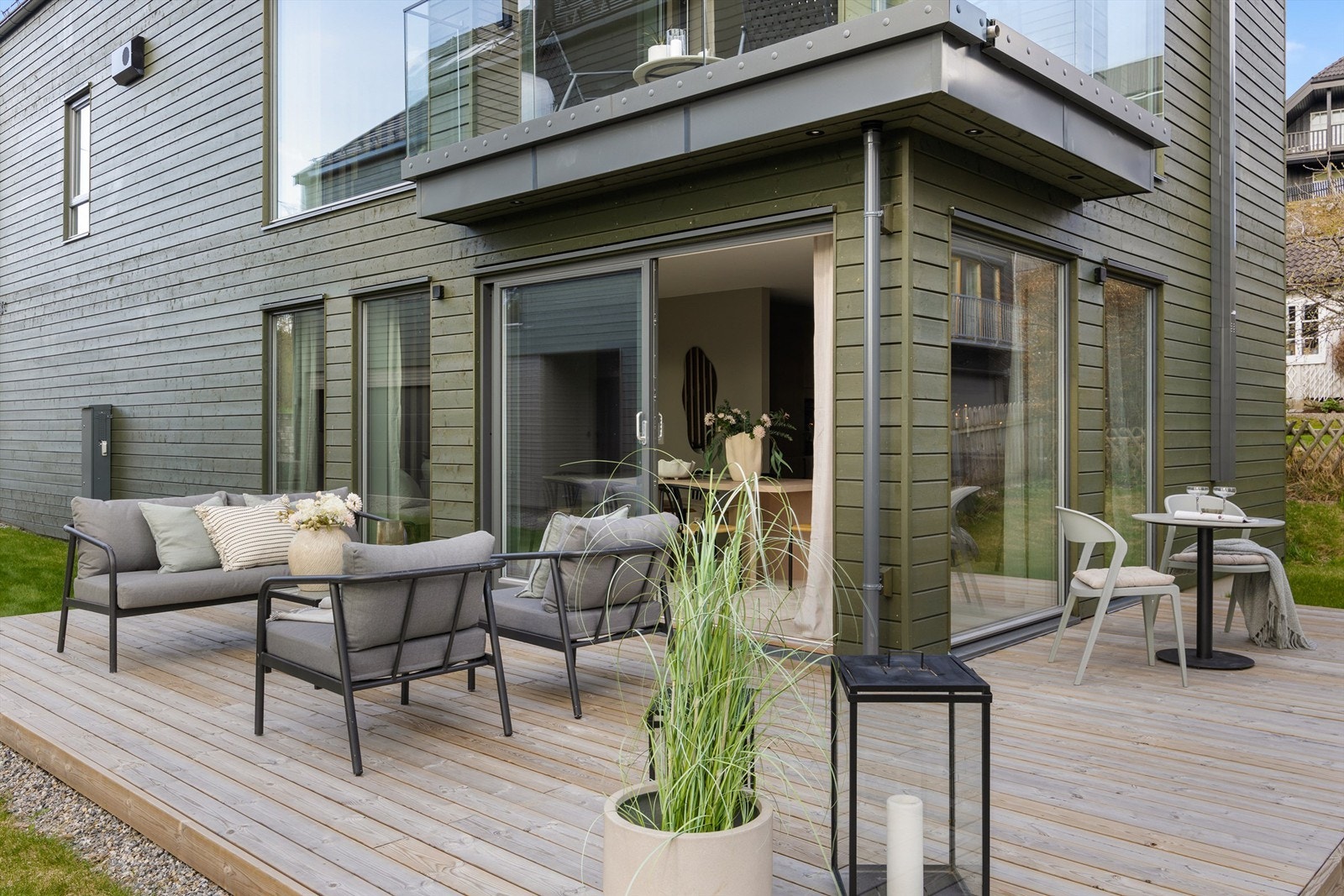 Via skyvedør fra kjøkken/spisestue i 1. etasje er det utgang til en syd- og vestvendt markterrasse på ca. 29 kvm. Terrassen flukter med hagen Galleribilde