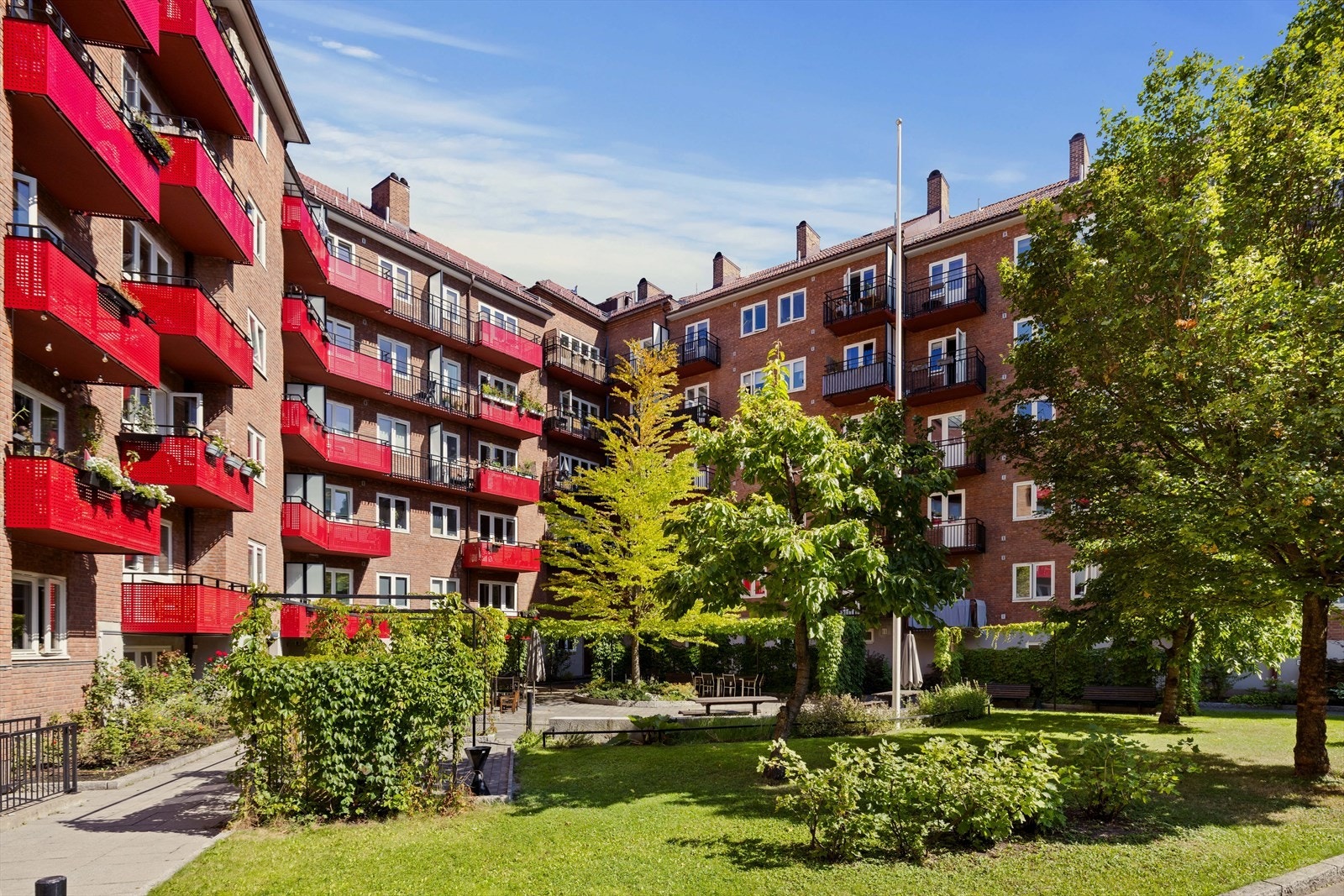 Flotte fasadedetaljer og grønne omgivelser. Galleribilde