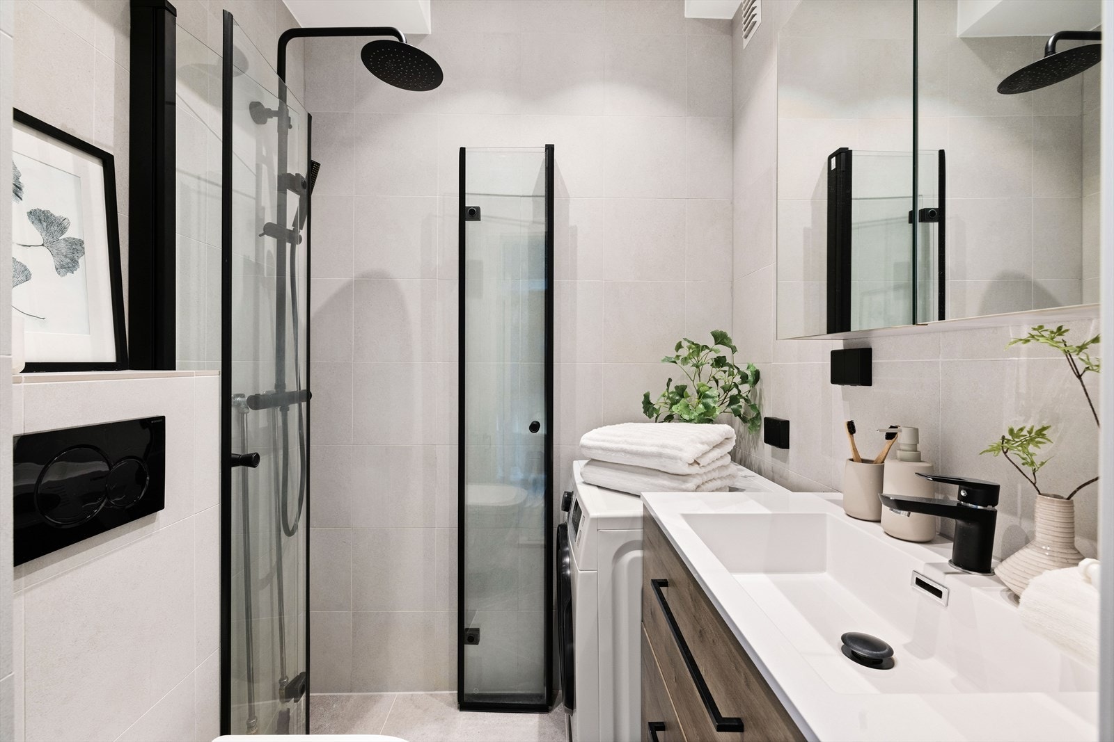 Badet ble totaloppusset i 2023 med tidløse fliser og gulvvarme. Praktisk dusj med innfellbare glassdører og moderne servantseksjon på badet. Badet er usyrt med plass til vaskemaskin. Galleribilde