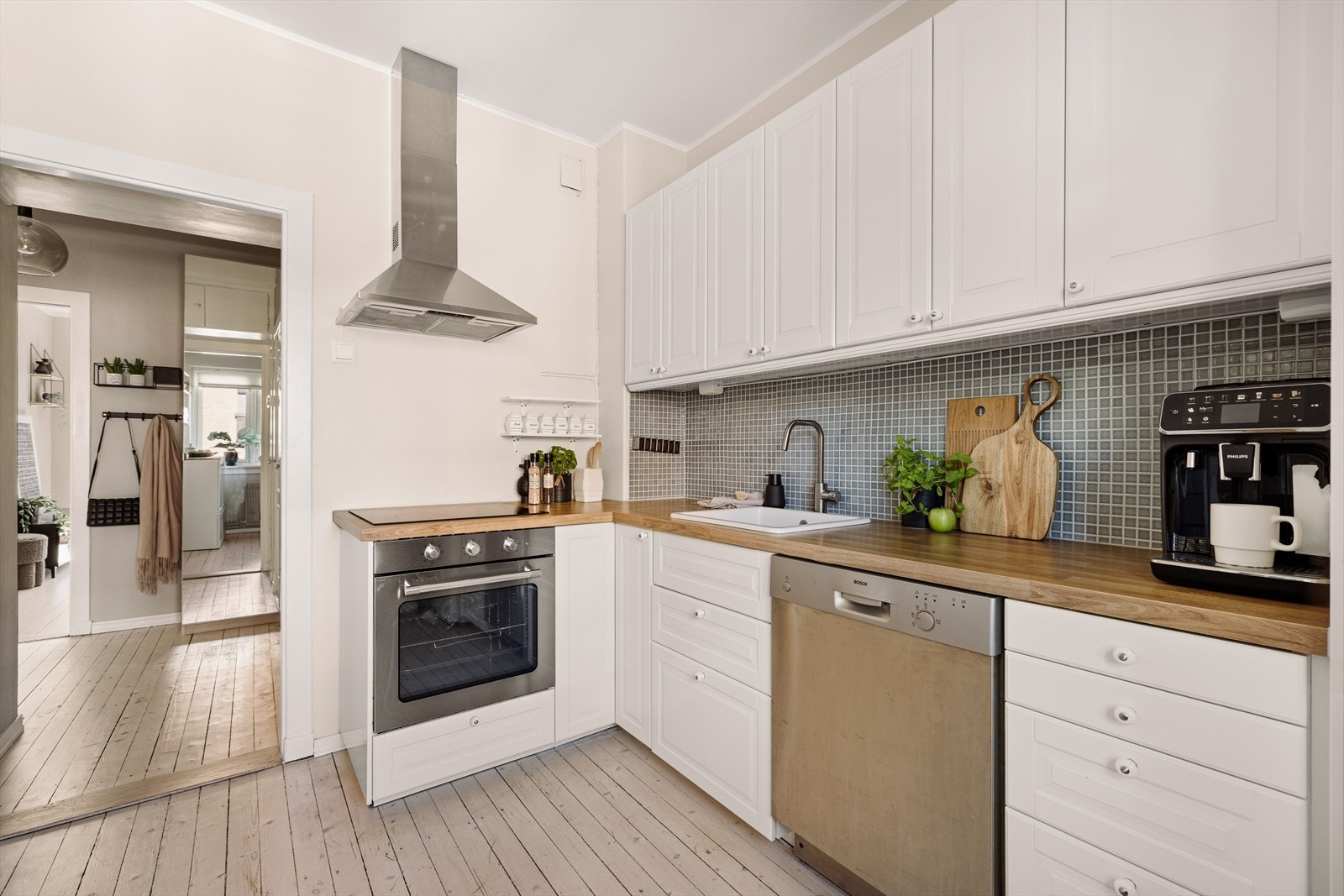 Kjøkkenet har god skapplass og praktisk løsning for effektiv matlaging. Galleribilde