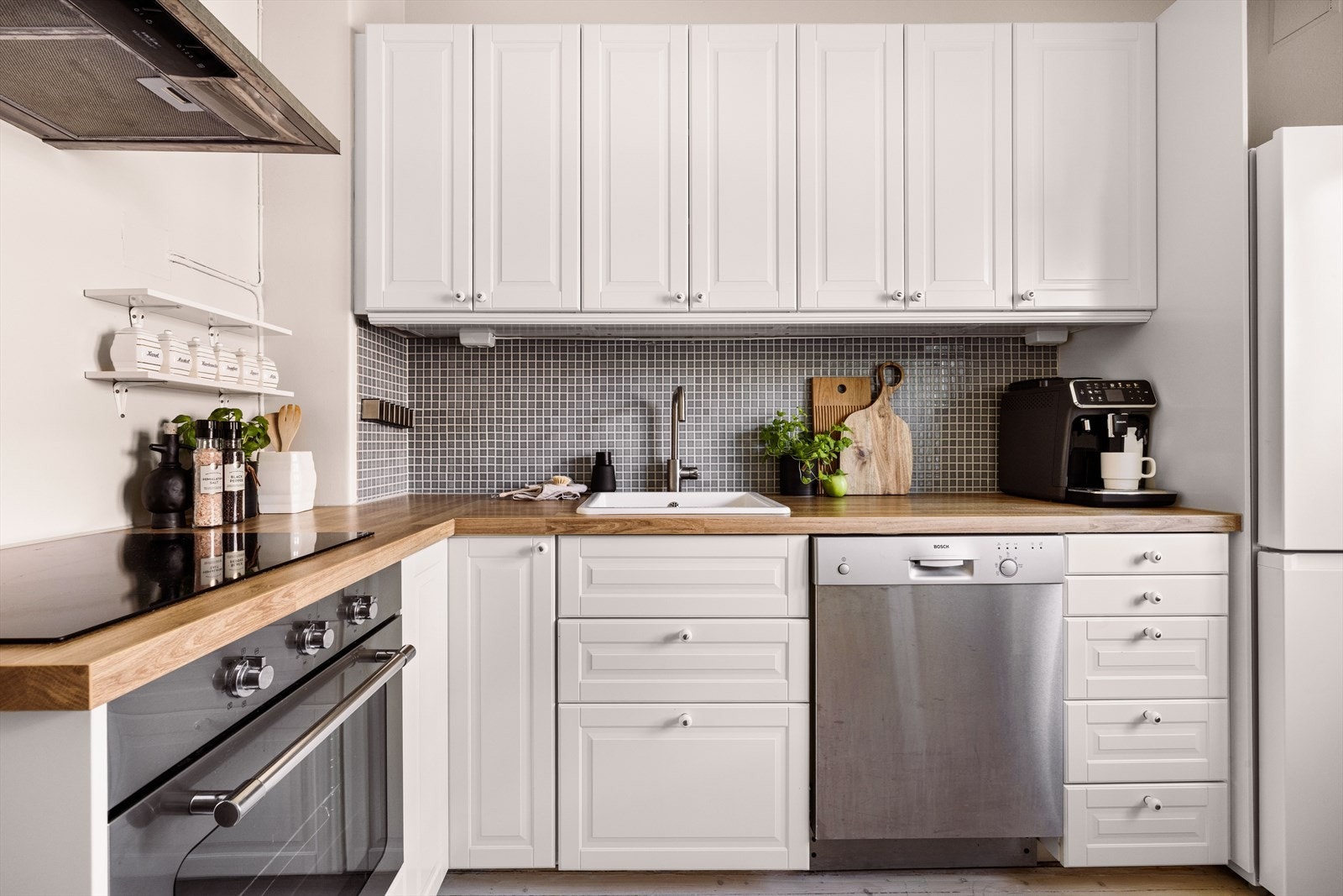 Integrert stekeovn, keramisk topp og opplegg for oppvaskmaskin. Galleribilde