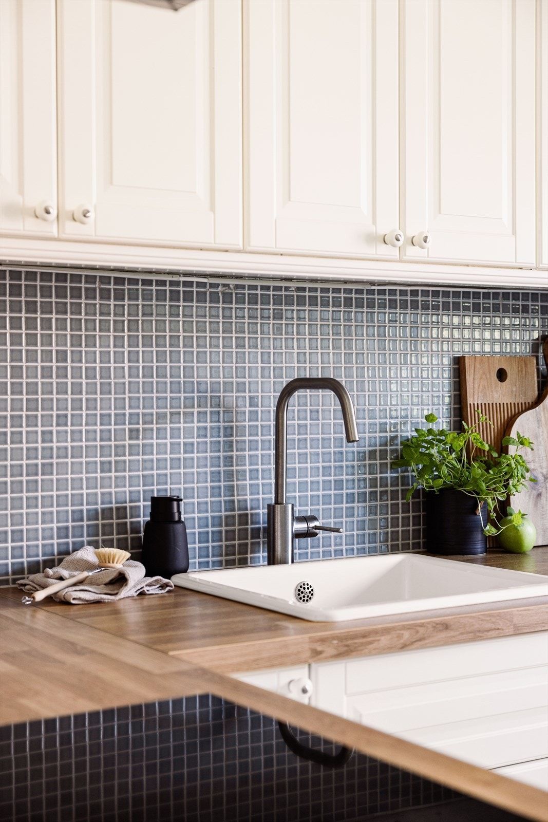 Detaljer som underlimt vask og moderne armatur gir kjøkkenet et stilrent uttrykk. Galleribilde