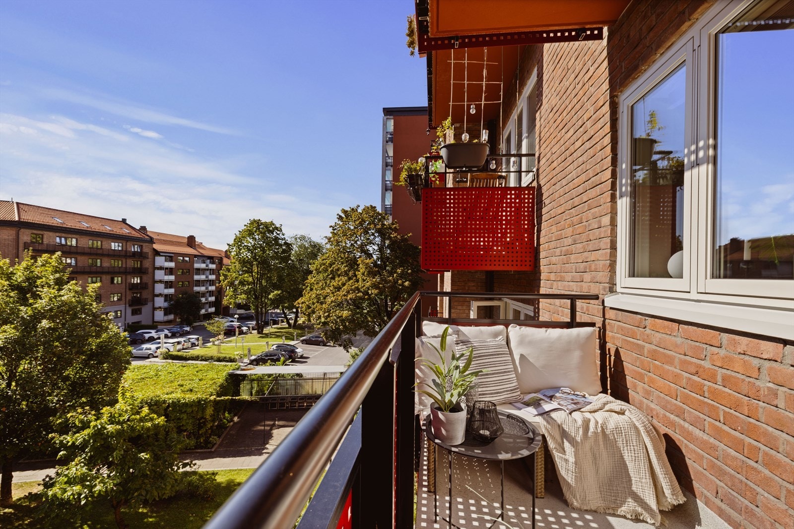 Balkongen har betongdekke og stilrent rekkverk - perfekt for morgenkaffen. Galleribilde