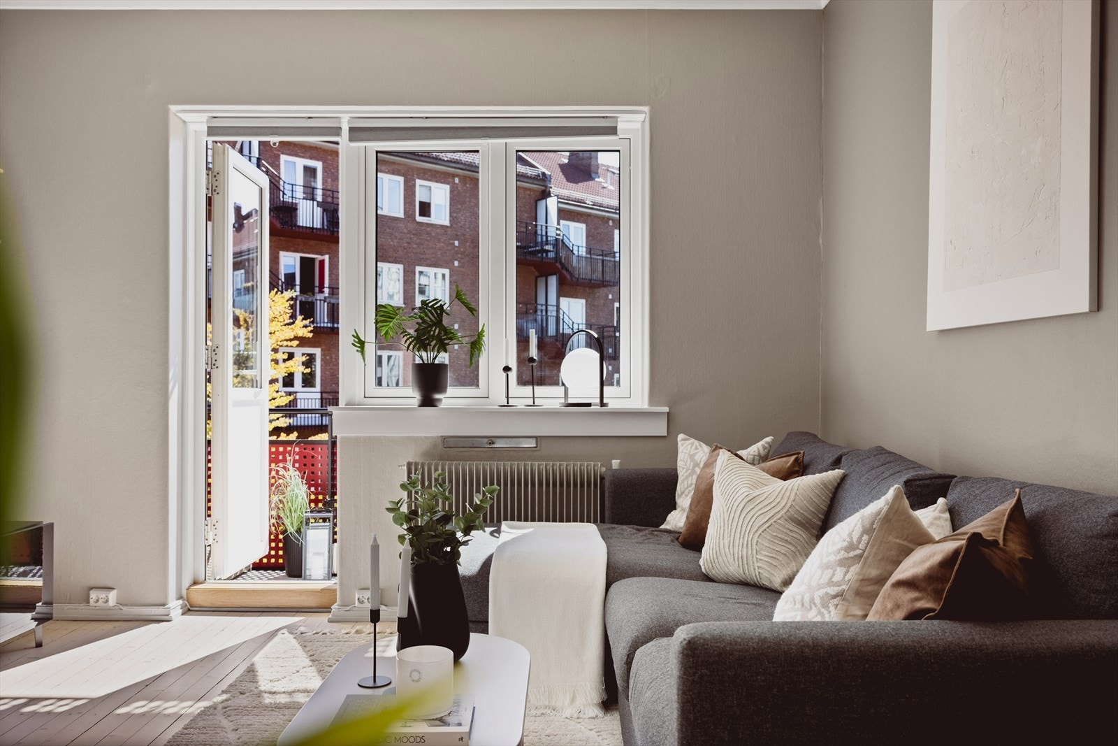 Boligen har oppvaring med radiator. Galleribilde