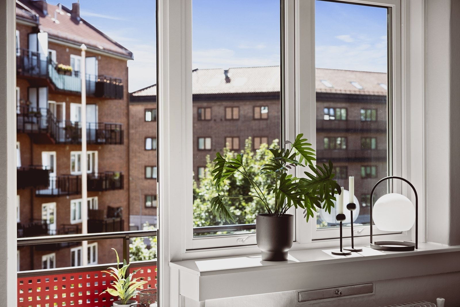 Vinduskarm med plass til dekor og planter gir rommet et personlig preg. Galleribilde