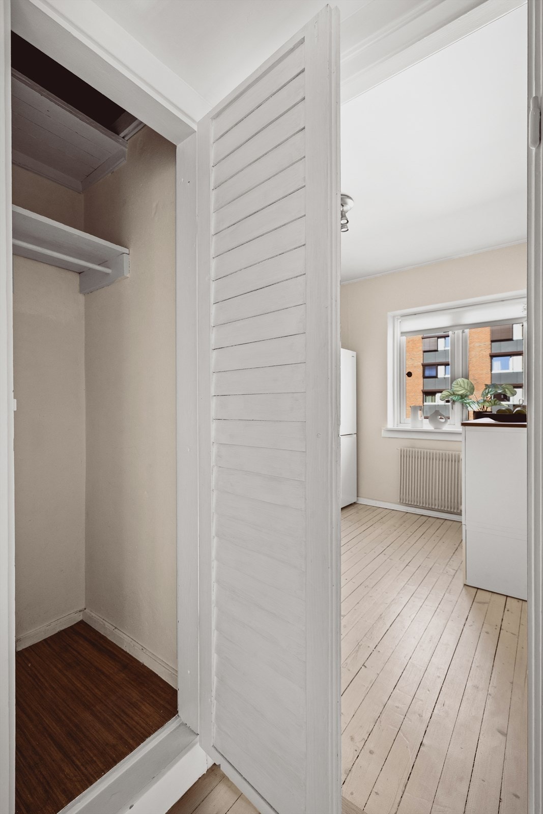 Praktisk garderobeløsning i gangen gir ekstra oppbevaringsplass. Galleribilde