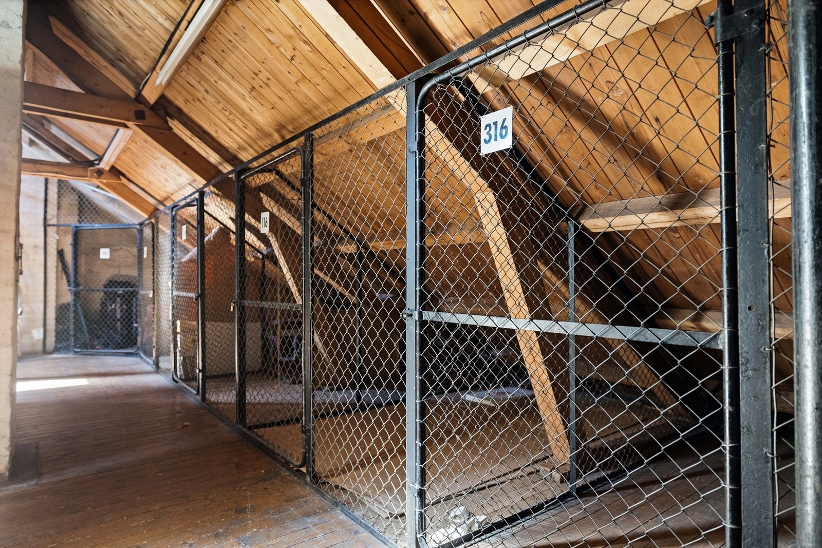 Romslig loftsbod med gulvareal på 5,5m² og egen kjellerbod på ca. 3m² gir gode lagringsmuligheter. Galleribilde