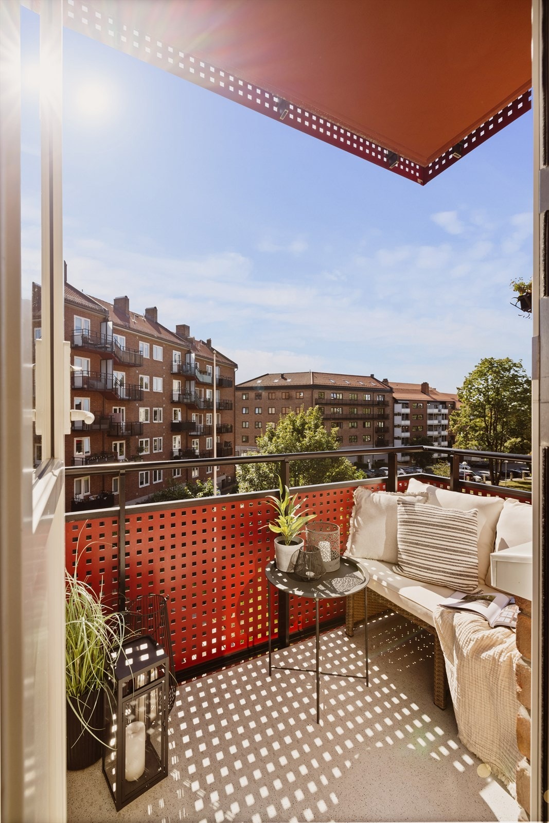 Balkongen er på 4 kvm og har plass til sittegruppe og bord. Galleribilde