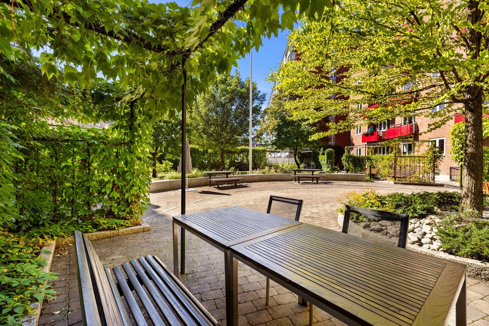 Felles gårdsrom med sittegrupper, perfekt for sosiale sammenkomster utendørs. Galleribilde