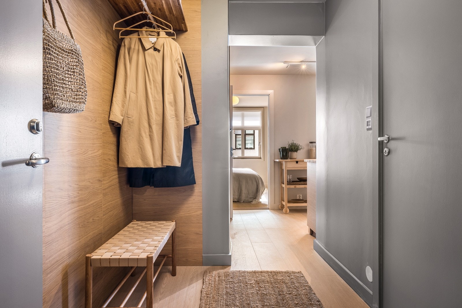 Stilren entré med god plass til oppbevaring Galleribilde