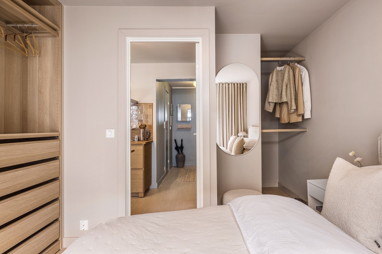 Rommet har ytterligere garderobeplass også Galleribilde