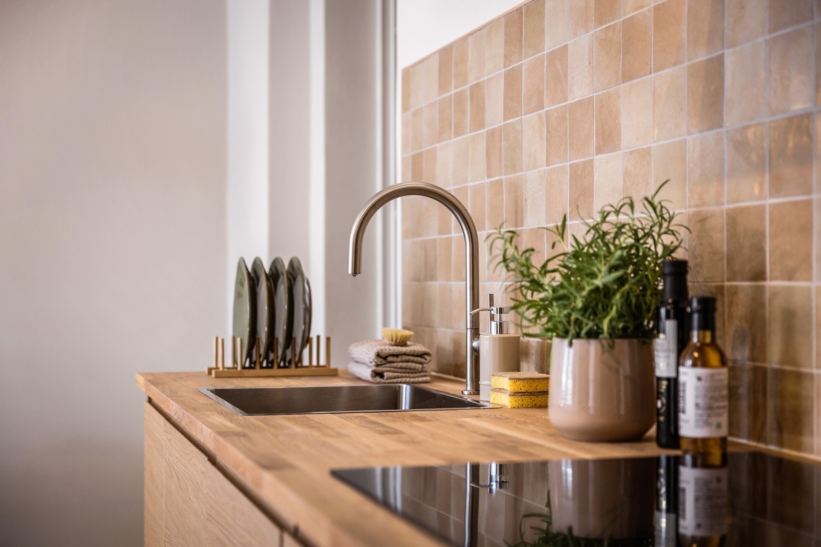 Godt tilpassede fliser over benkeplaten Galleribilde