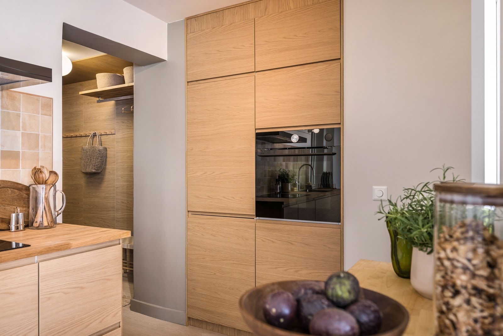 Praktisk innredning med integrerte hvitevarer Galleribilde