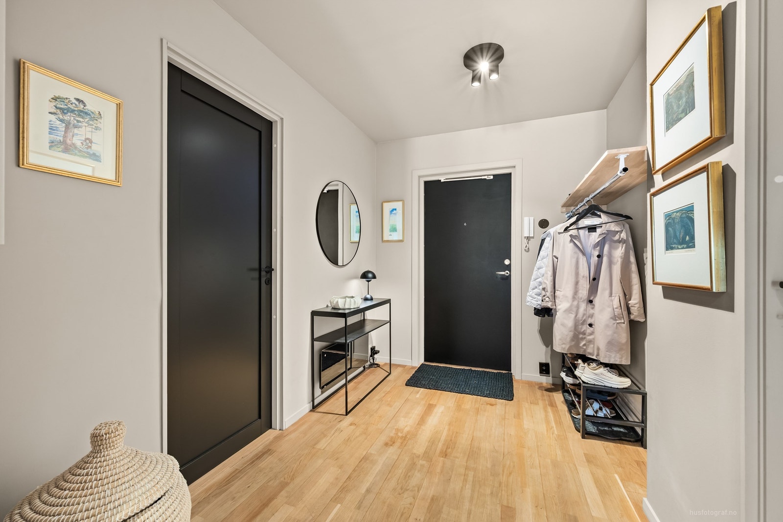 Entré med parkett på gulv, malte plater på vegger og malte plater i himling Galleribilde