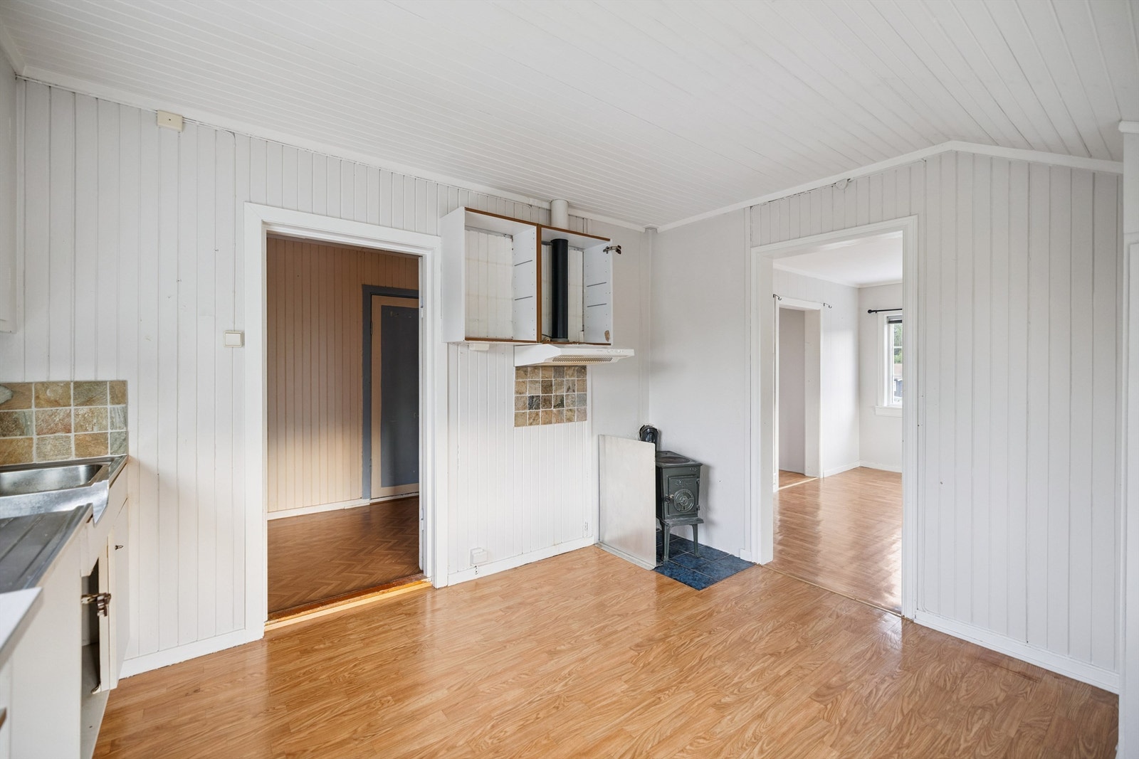 God størrelse på kjøkkenet, som også har plass til en liten vedovn. Galleribilde