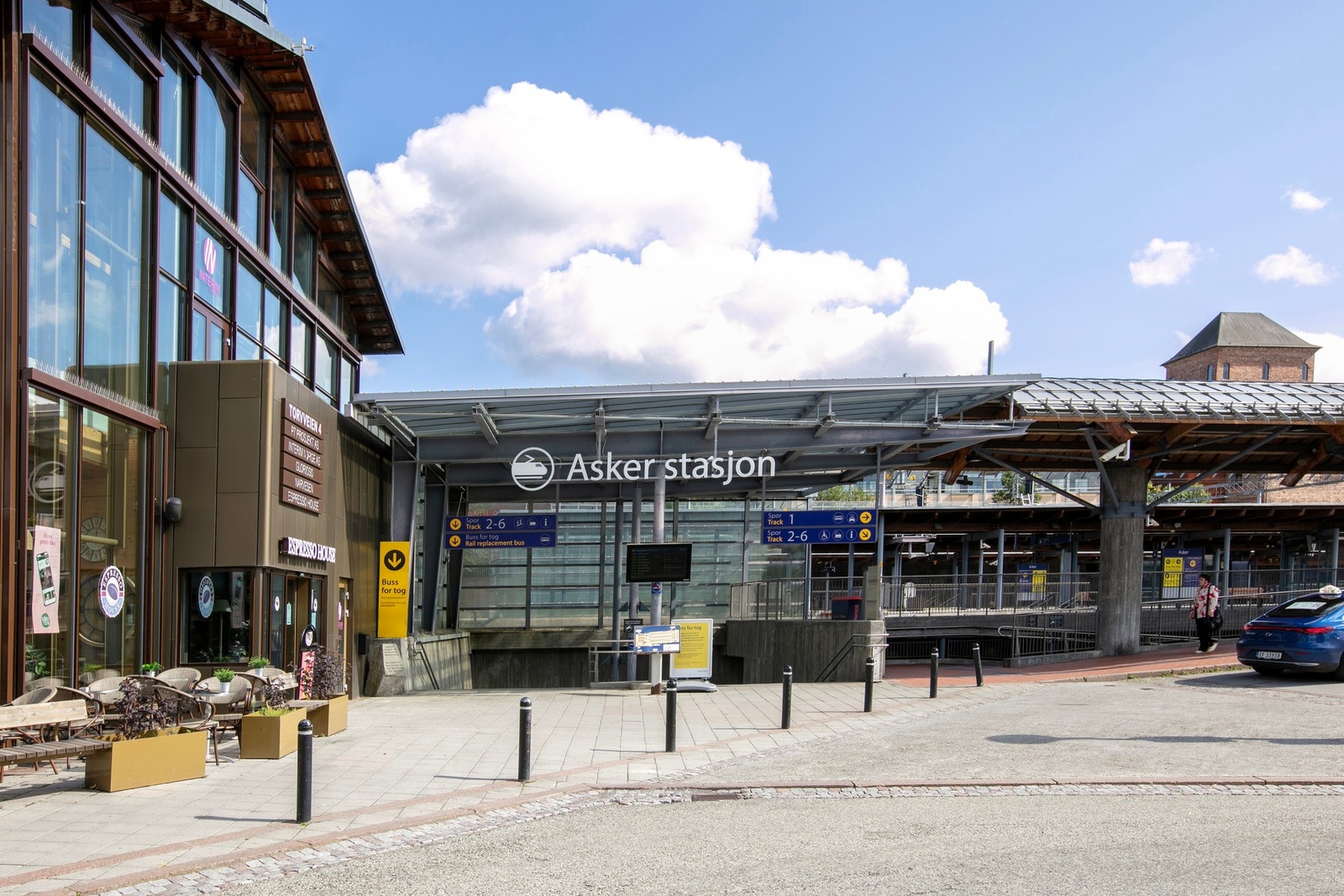 Det er kun 5 min gange ned til stasjonsområdet, med bussterminal og togstasjon med lokaltog, regiontog og flytog Galleribilde