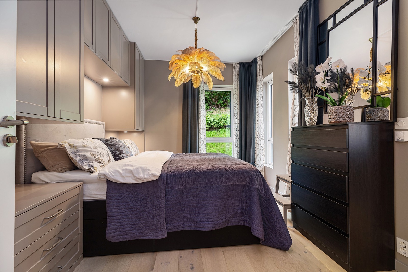 Leiligheten har to romslige soverom, begge med en forseggjort stedstilpasset skapløsning med belysning Galleribilde