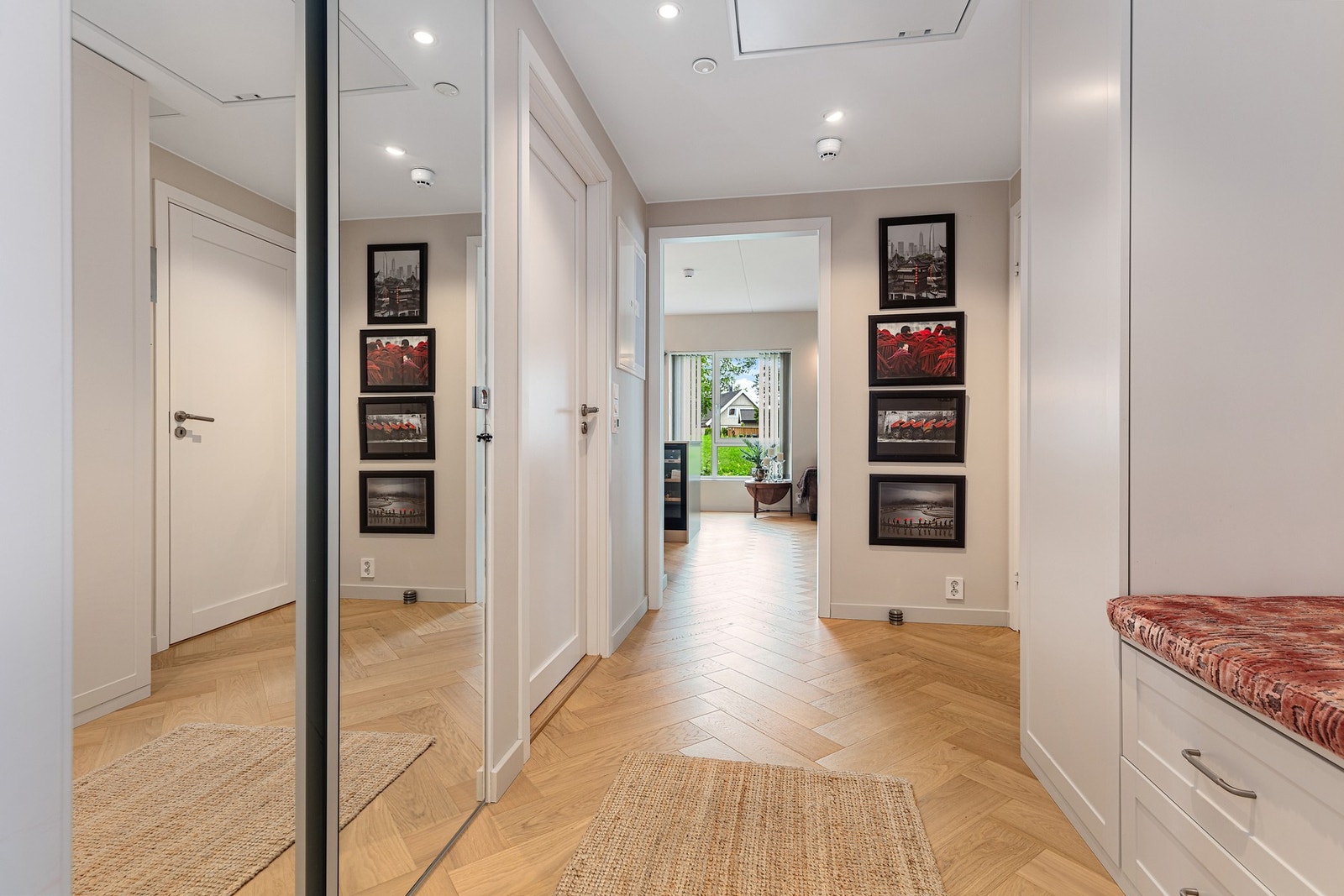 En romslig entré er utstyrt med skyvedørsgarderobe med speilfronter Galleribilde