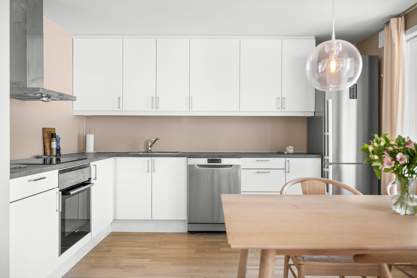 Kjøkkenet ligger i en åpen og sosial løsning med stuen - perfekt for sosiale sammenkomster. Galleribilde