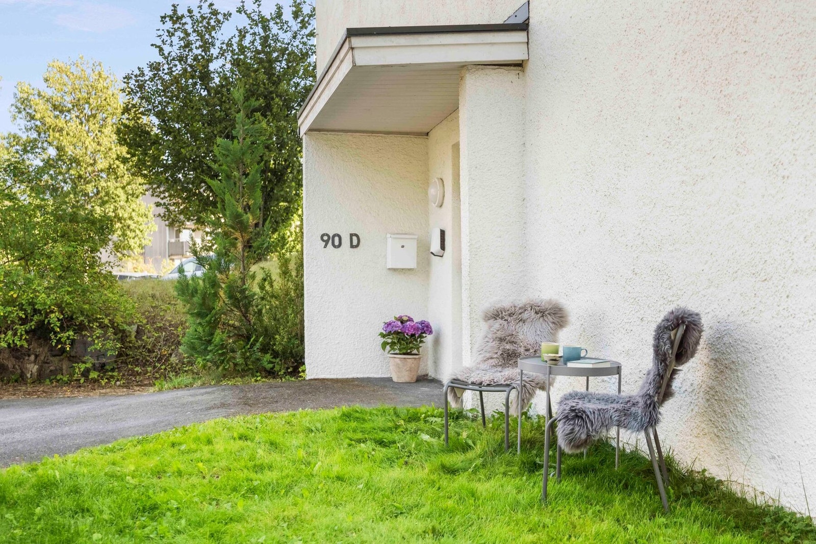 Leiligheten har privat entre som en av de eneste i området, og her er det også privat parkeringsplass med elbillader som medfølger! Selger har brukt plassen utenfor som uteplass nr 2 da du får morgensol her. Galleribilde