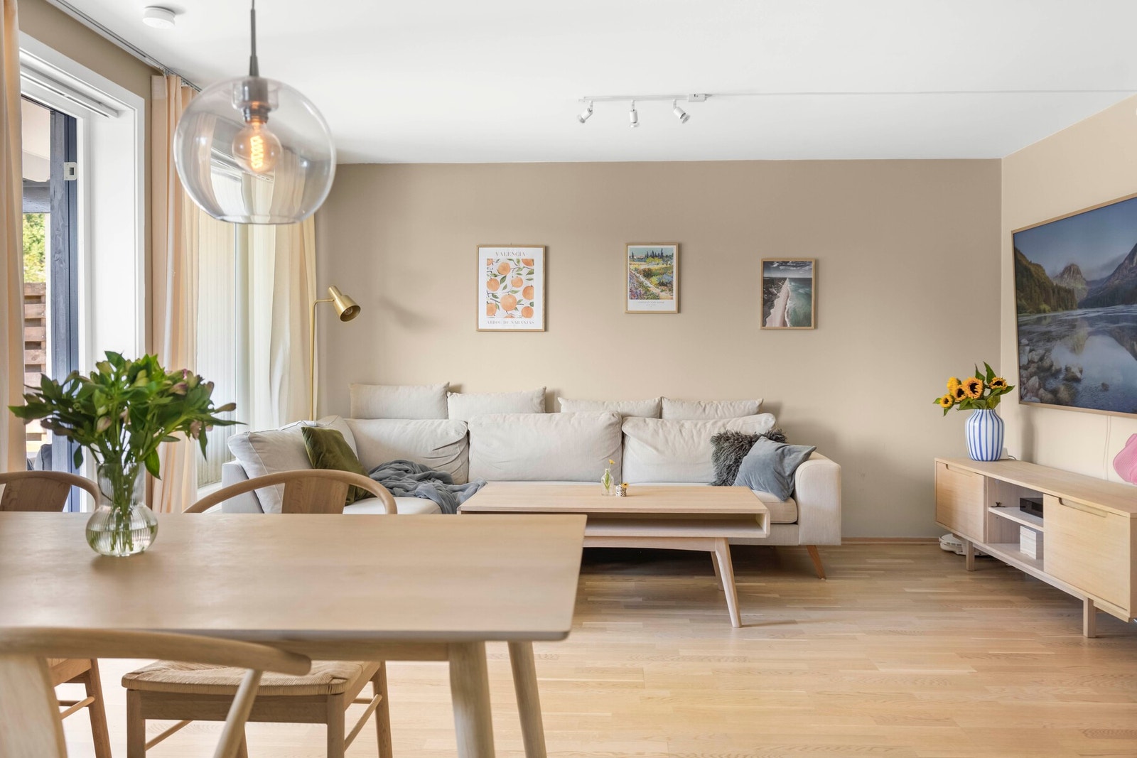 Dette er moderne 3-roms leilighet som ble bygget i 2016, noe som er sjeldent for området. Galleribilde