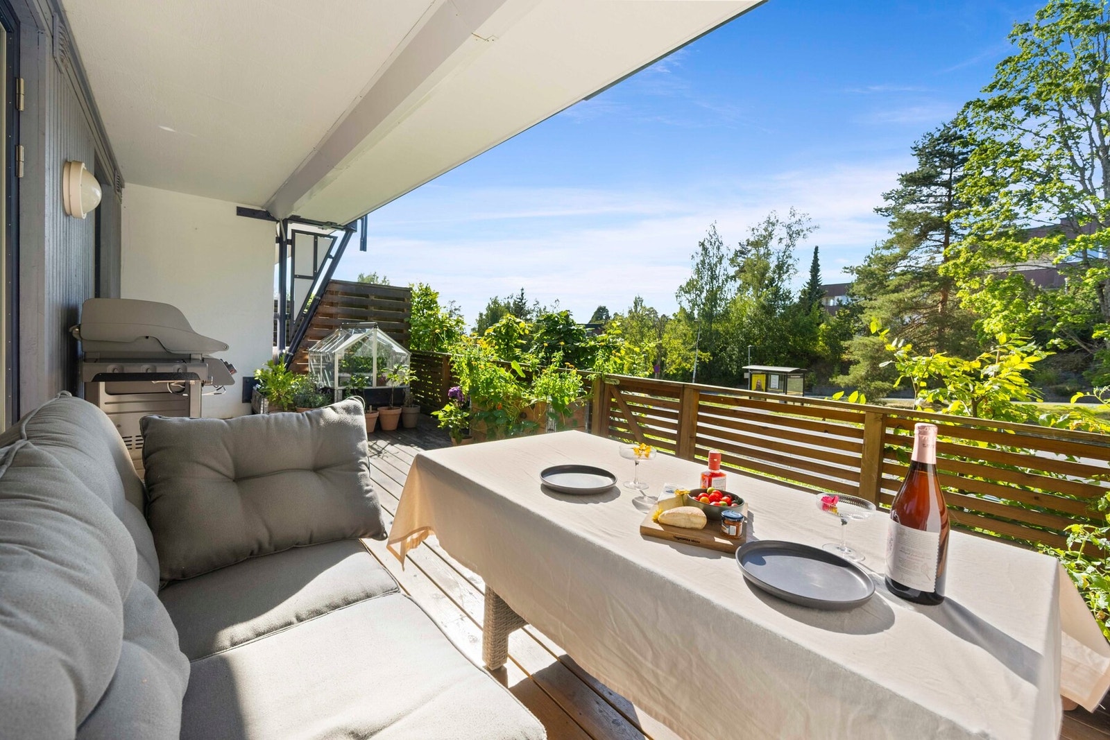 Videre er markterrassen delvis overbygget og er utstyrt med utebelysning, varmelampe og stikkontakt på vegg. Galleribilde