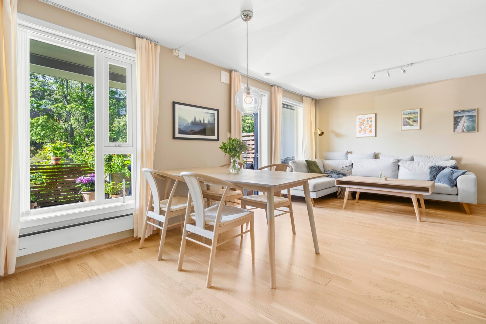 Leiligheten har en lys og innbydende stue. Galleribilde