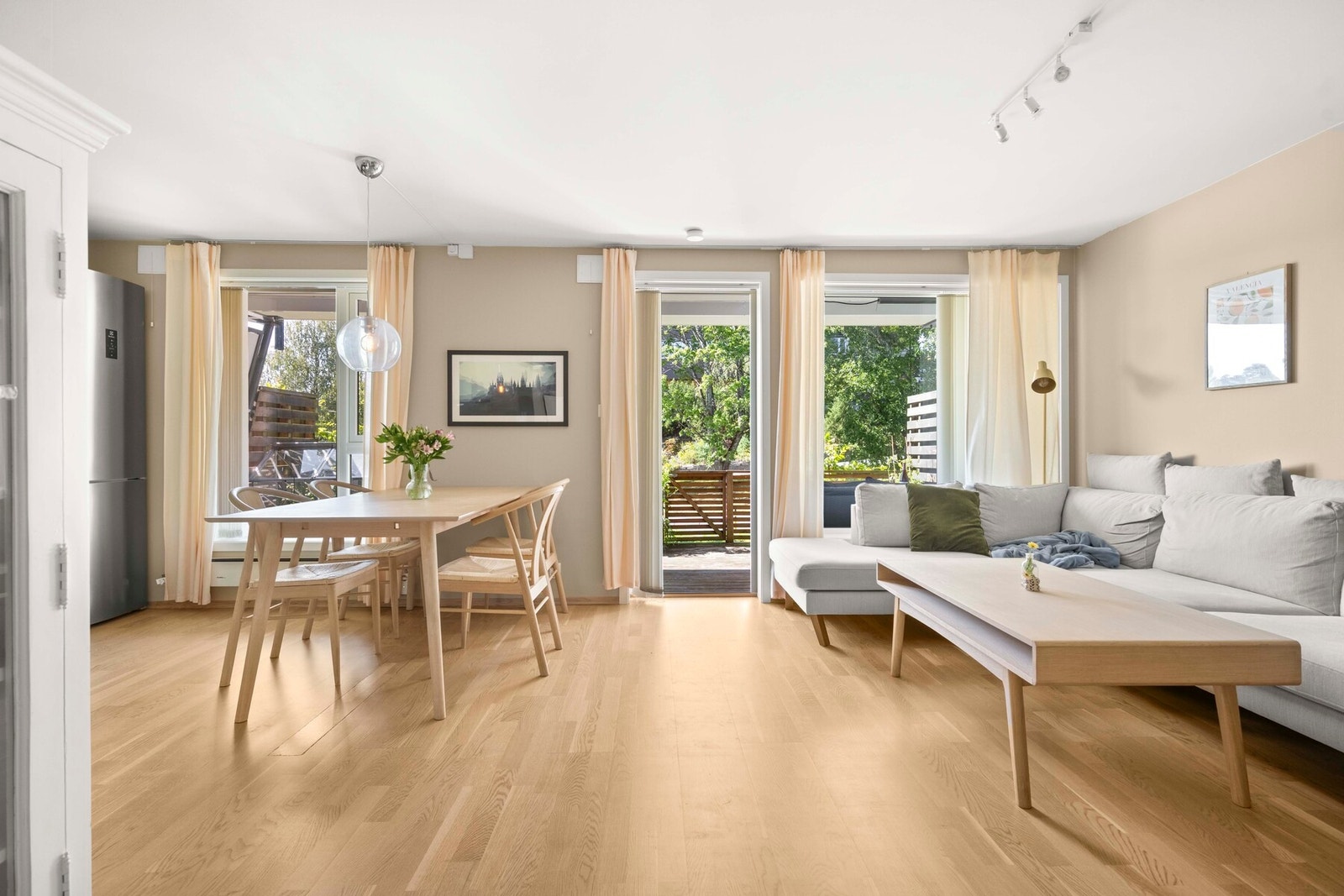 Det er store vindusflater som gir godt med lysinnslipp og en behagelig atmosfære. Galleribilde