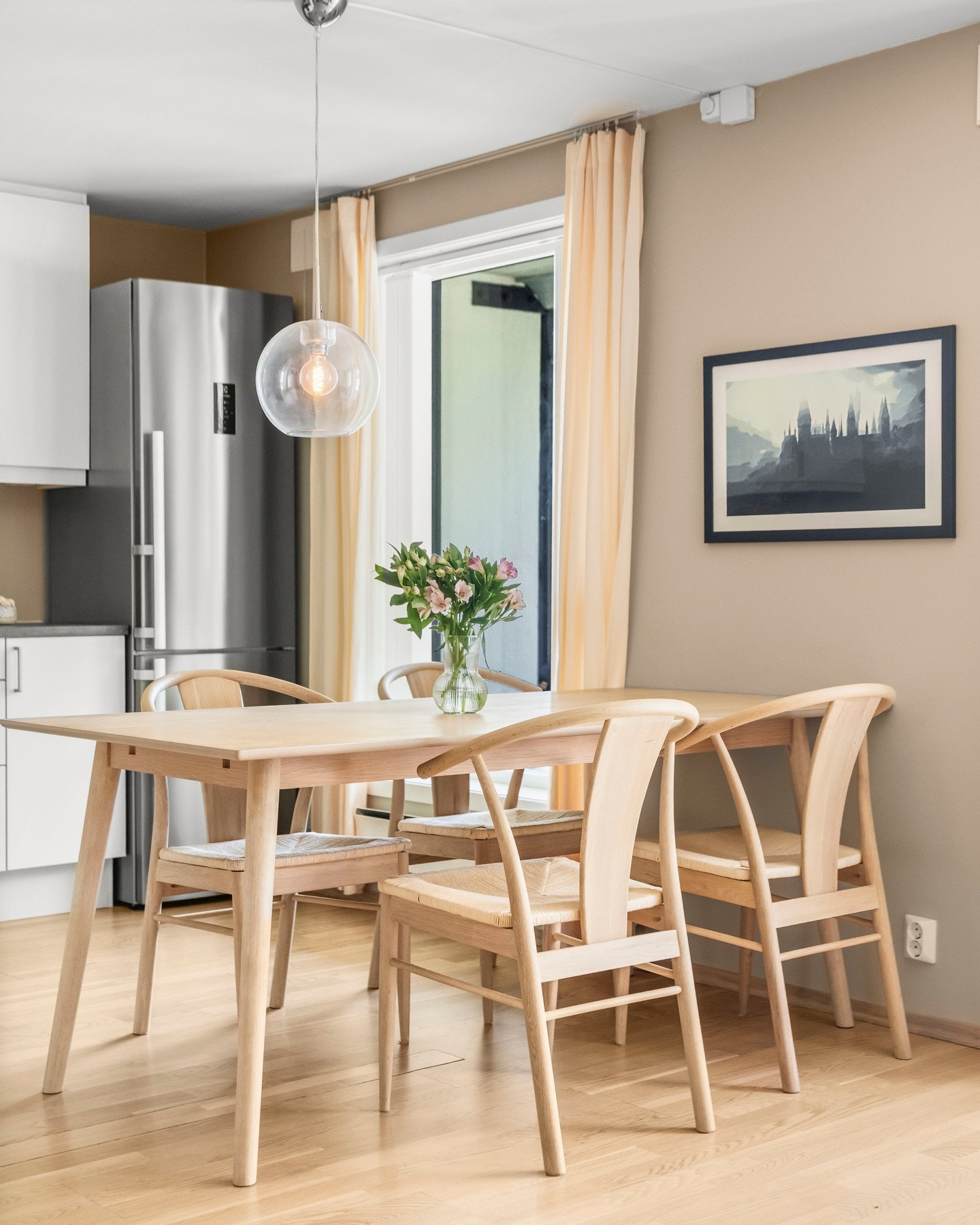 Rommet har god utforming, med naturlig plass til både sofa- og TV-sone samt en romslig spiseplass der familien kan samles. Galleribilde